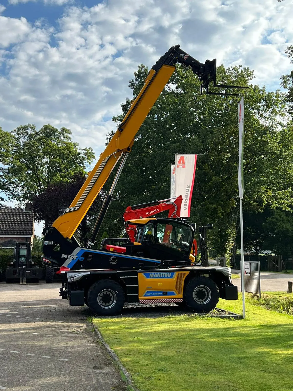 De eerste vier elektrische roterende verreikers voor Bultena Verhuur