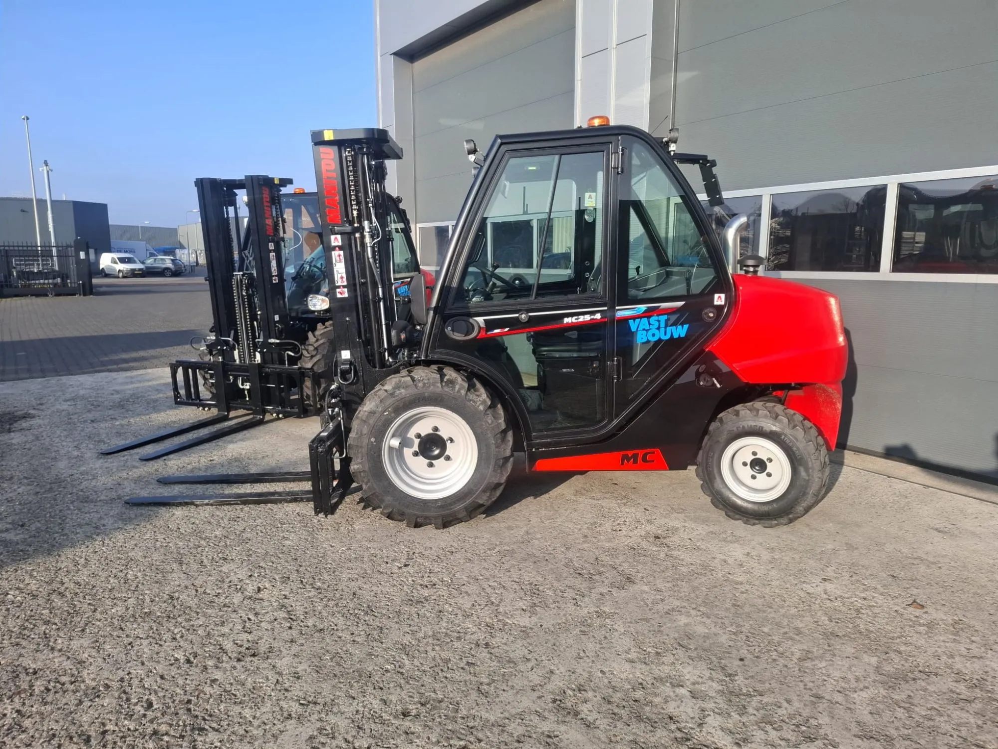 Twee nieuwe Manitou MC25 ruwterrein heftrucks voor Vastbouw Rijssen