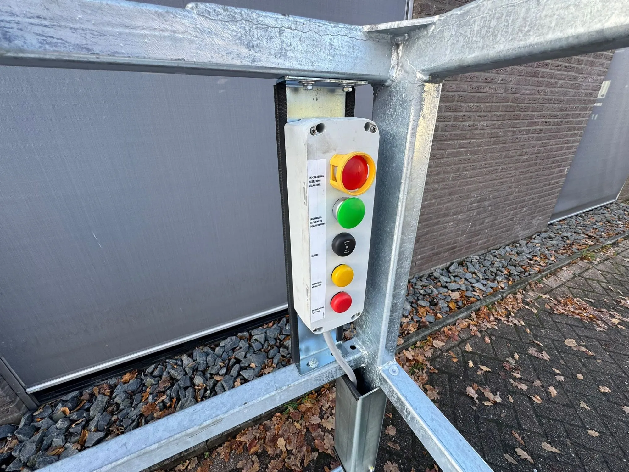 Veilig plaatsen van gevel / dak elementen met een Manitou PSR 3300/1000 werkplatform