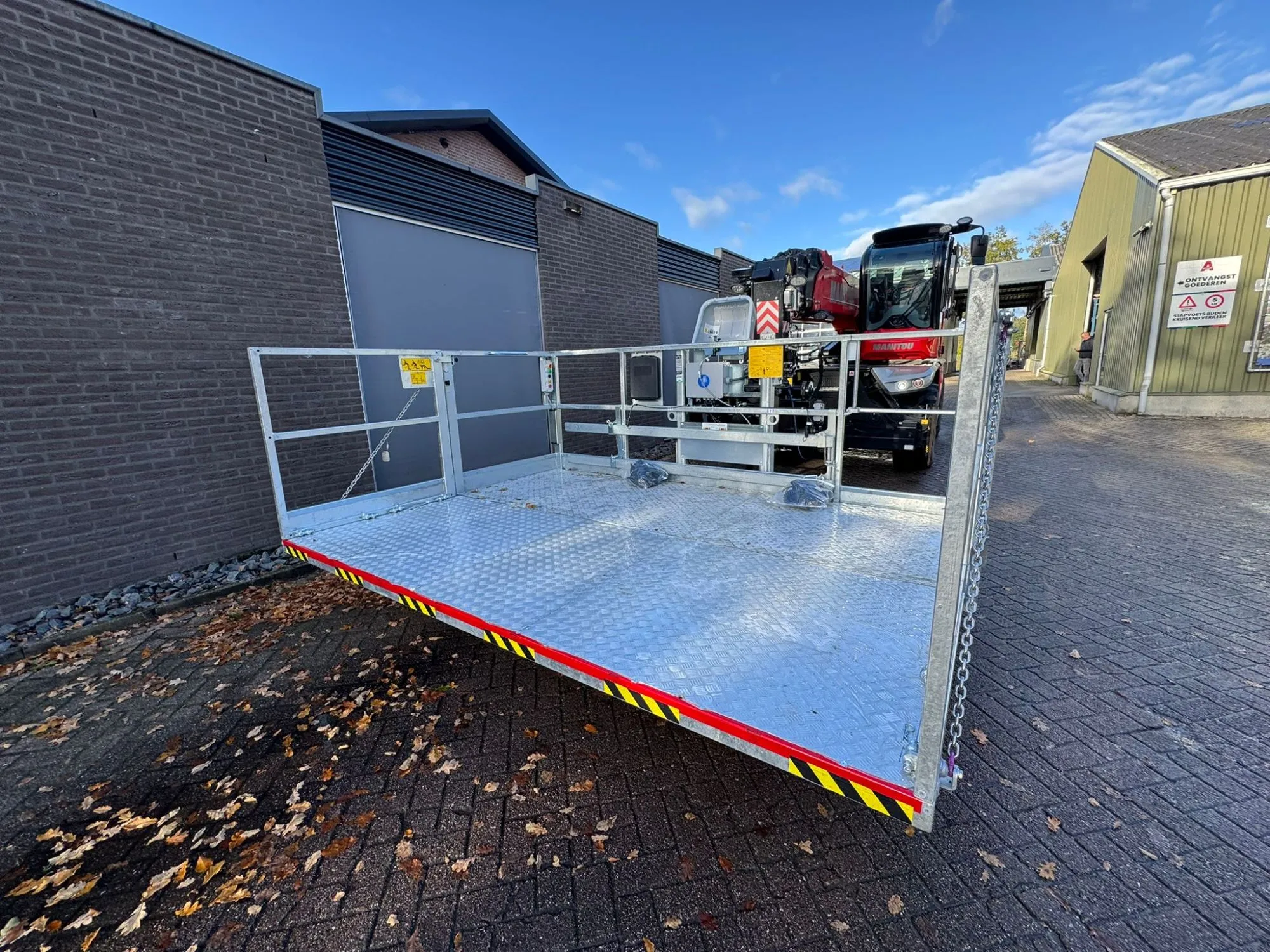 Veilig plaatsen van gevel / dak elementen met een Manitou PSR 3300/1000 werkplatform